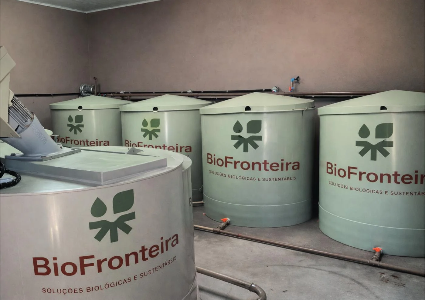 Tanques de produção de biológicos BioFronteira instalados dentro de uma propriedade